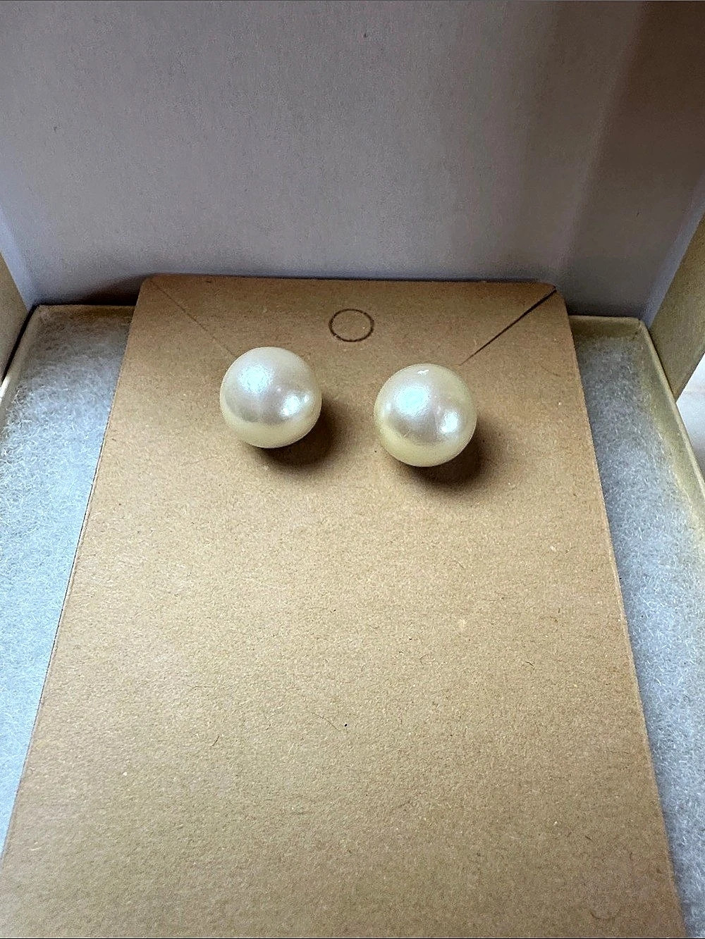 Pearl Stud Earrings in White Like New